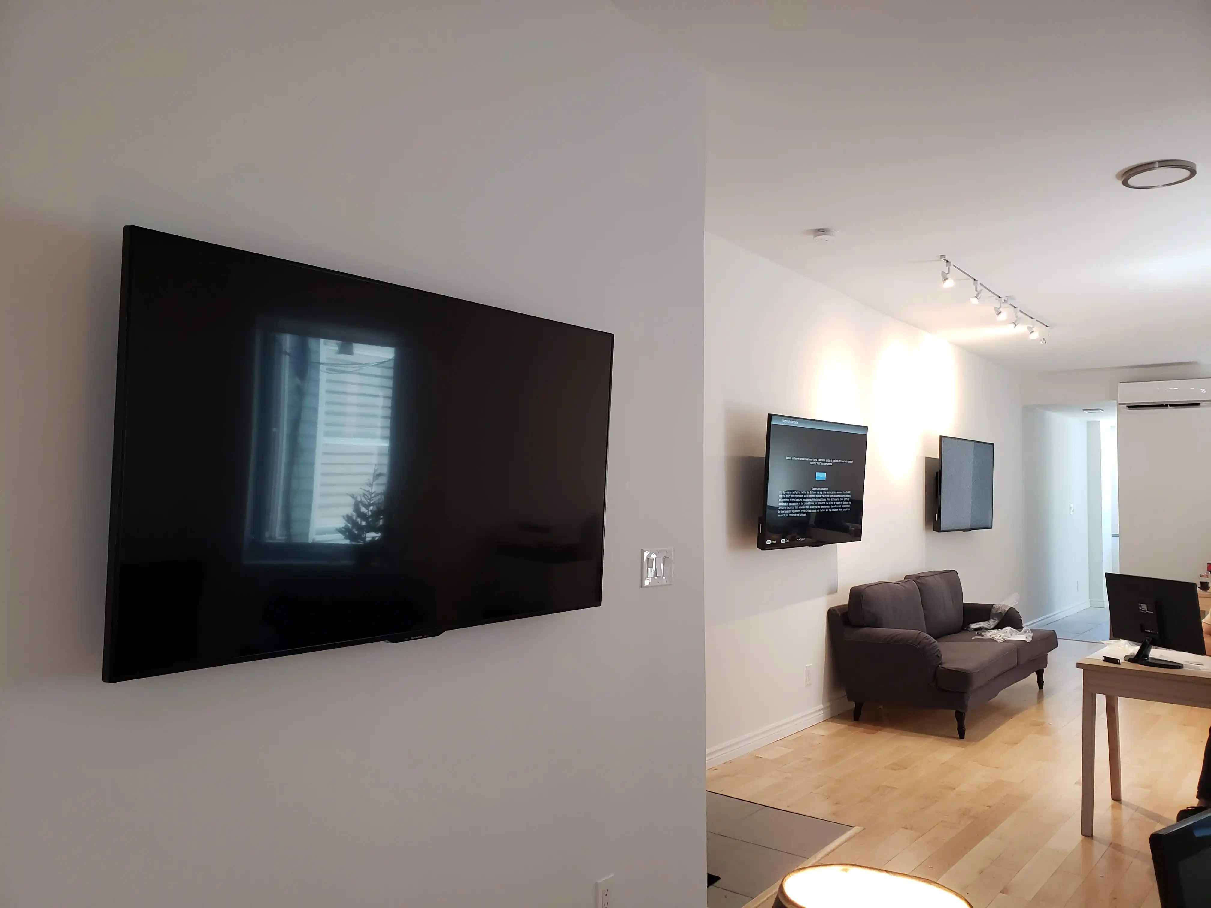 Display cleanly installed in Toronto clinic waiting room